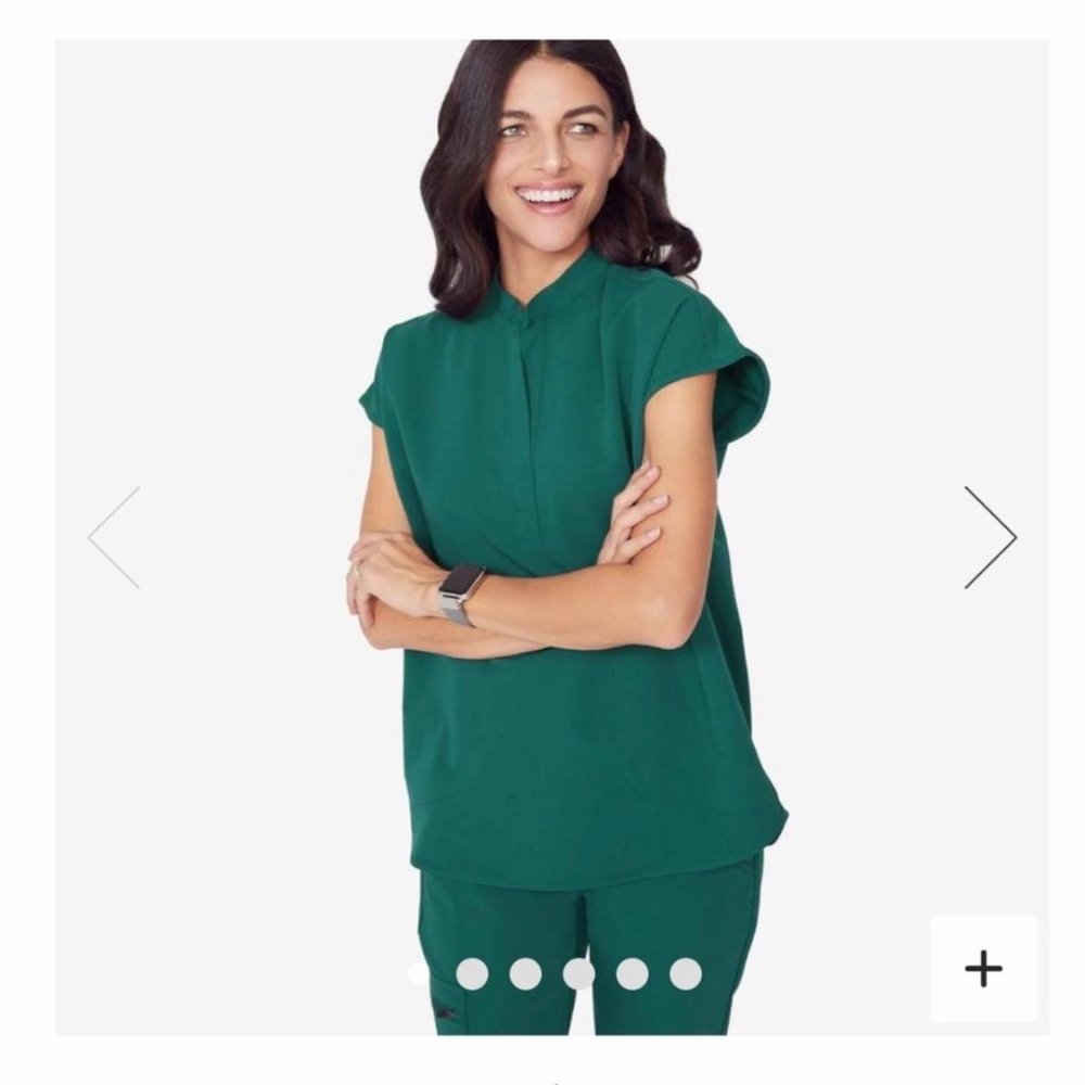 New Figs Rafaela Scrub top and Zamora Joggers  both in hunter green size XS